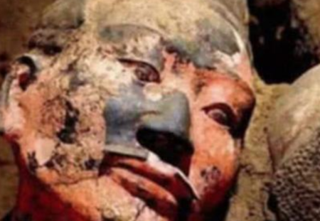 兵马俑真的都是活人烧制的吗 这尊裂开的兵马俑解开了真相