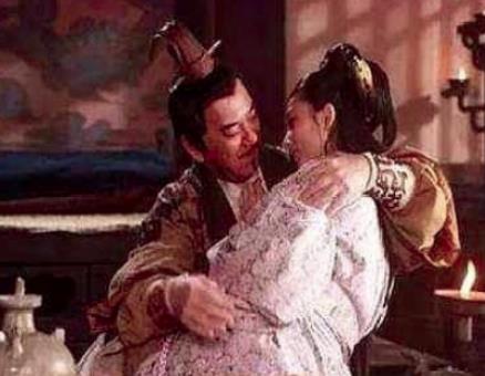 这个国君败坏人伦，死后被掘墓鞭尸