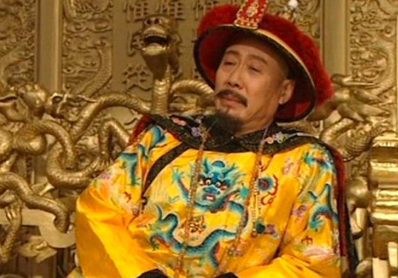 康熙皇帝身患疟疾，御医劝他不要服西药，病好后，御医被流放