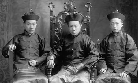 奕劻的生平如何？将巨额财富全部败光，孙辈后人靠捡破烂为生