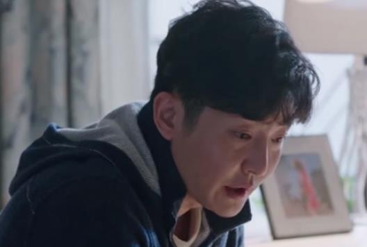 《都挺好》苏明哲摸膝盖说明了什么？看来经常给吴非下跪