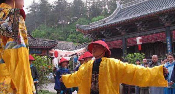 黄马褂在清朝代表着什么？为什么最后会烂大街