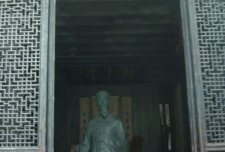 师爷：古代将帅出征，治无常处，以幕为府，故称幕府，其佐治人员则统称幕僚