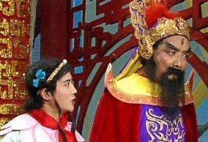 托塔天王李靖手里的塔是干什么用的？一直举着塔是害怕一个人