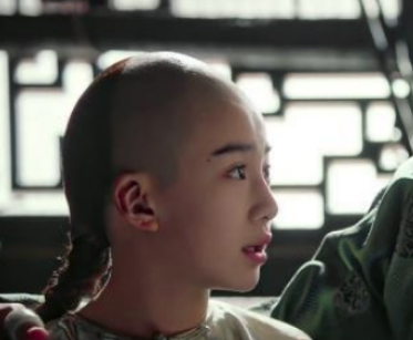 她是永璜的生母，从未踏入皇宫却封皇贵妃