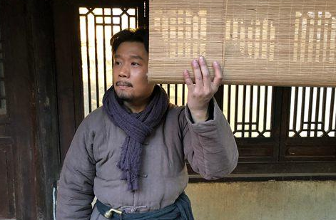 《老酒馆》郭老爷管家和老二是什么关系？老二是个怎么样的人？