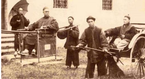 左宗棠为什么进京前可以乘坐八抬大轿，进京后不行?