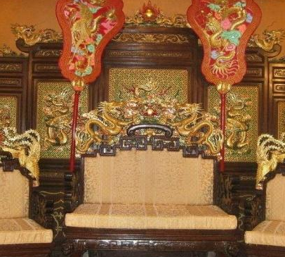 皇帝的龙椅是什么做的 为何历经两个朝代都是金闪闪的呢