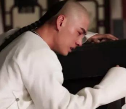 弘昼真的比乾隆还要聪明？只能依靠演戏保全自己