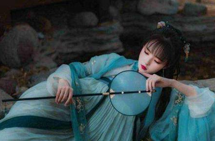 “拜倒在石榴裙下”有什么历史典故？“石榴裙”是什么样子的？