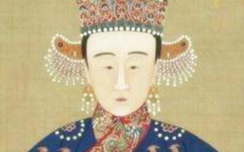 皇后救了皇帝一命，多年后，皇后被活活烧死皇帝却见死不救