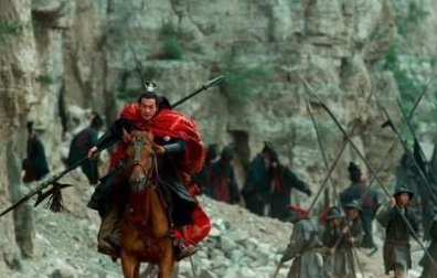 古代为什么那么多将军在战场上要披着披肩呢？