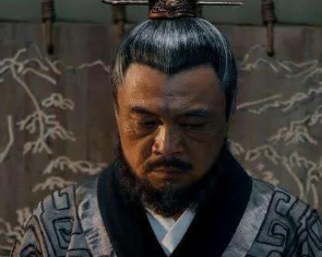 郭开在秦国和赵国之间起了怎样的作用？他最后因何而死？