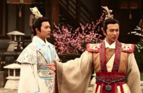 曹丕与曹植相比，除了嫡长子还有什么优势？