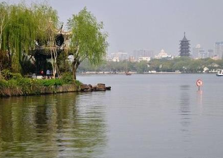 乾隆六下江南为什么都要去烟雨楼 这楼和乾隆的身世有关吗