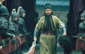 蜀汉阵营中除了关羽还有谁能将华雄斩下马？