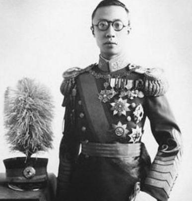 溥仪 退位时手上还有百万大军 溥仪为什么会逼到退位