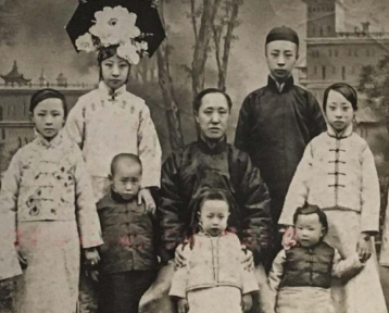 在清朝摄政王府生活史什么样子的？很少洗澡饭难吃