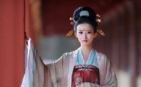 因和公主相爱被太监群殴，又被皇帝将其父母官职罢免！