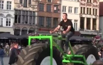 全世界最大的自行车，比一辆轿车还长