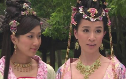 她出生时头发就长到脖子处，后来夫君成为开国皇帝