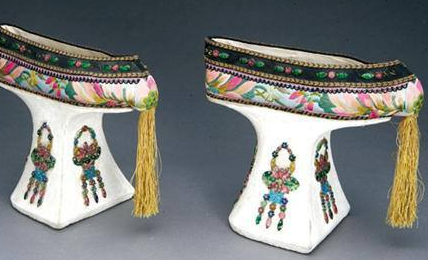 清朝的宫廷女子为什么都要穿那种花盆底鞋呢 其实里面是有故事的