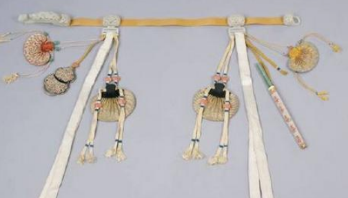 清朝入关以后，男性贵族的腰带上为什么要挂很多物件？