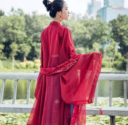 古代把东西放到衣为何掉不下来 平民的衣服也大袖子吗