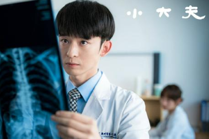 《小大夫》定档央八，董子健搭档张嘉倪，配角有老戏骨李立群