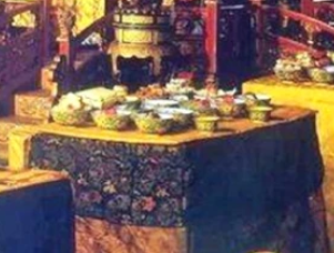 为了防止被暗害，历代皇帝在饮食方面会采取哪些预防措施？