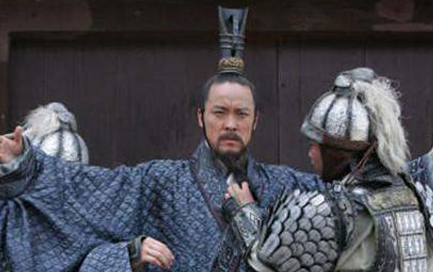 伍子胥一夜白头的原因是什么？他又是怎么在抓捕中出城的？