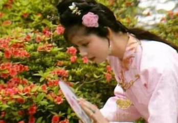薛宝钗和贾宝玉是什么关系？为何宝玉叫她“宝姐姐”呢？