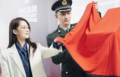 《亲爱的戎装》黄景瑜一身戎装 李沁出演单纯善良女医生