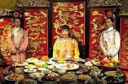 古代皇帝吃剩下的菜和饭怎么处理的 难不成全部都要倒掉吗