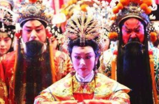 她16岁进宫与皇帝恩爱无比，最后却下场凄惨