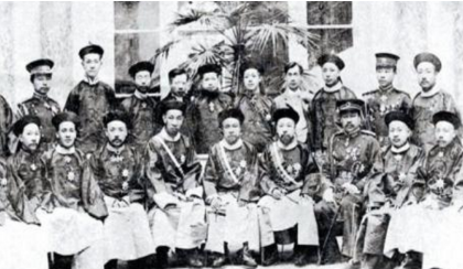 五大臣出洋期间的笑话百出 连电梯都不认识 