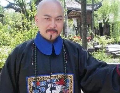 清朝一富家少爷身患怪病，请名医诊治，名医进屋就说：拿马桶过来