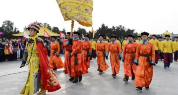 古代皇帝后边的扇子是用来干嘛的 有什么作用呢