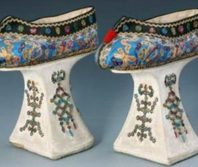 清朝时期的"花盆底"比高跟鞋还难穿 妃子们为什么还要穿这样的鞋子