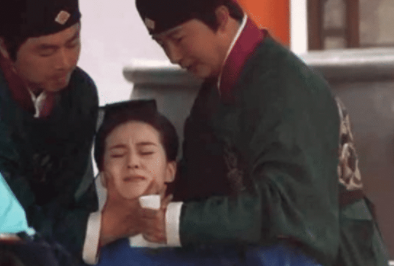 古代的殉葬嫔妃死前要经历什么？为什么死后腿都是分开的？