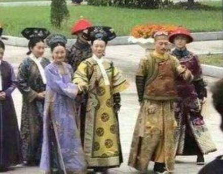 清朝妃子真的有那么矫情吗 为何走路都需要人扶着走