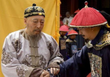 乾隆外出摔倒在地无人来扶，一小官来扶以后直接升官