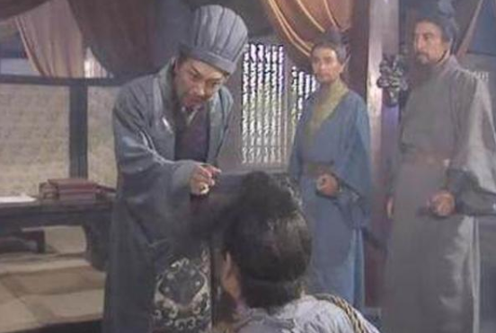 诸葛亮挥泪斩马谡，诸葛亮何苦得势不饶人？