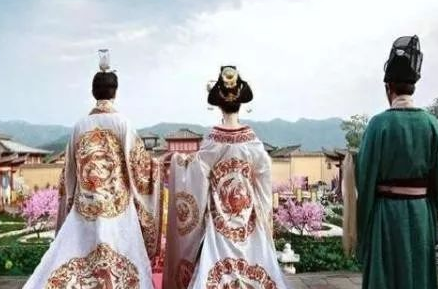 古代女子裙摆那么长又拖地 古人就不怕地面脏吗