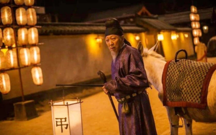 古代官员辞官回乡后靠什么生活？他们有退休金吗