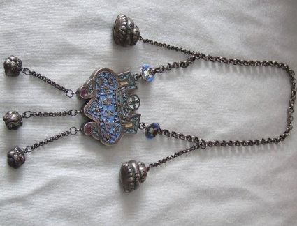 古代给满月孩子穿衣服的，为什么必须是姥姥