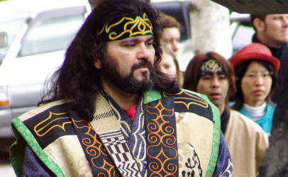 阿伊努：东亚国家日本的少数民族，居住在库页岛和北海道的原住民