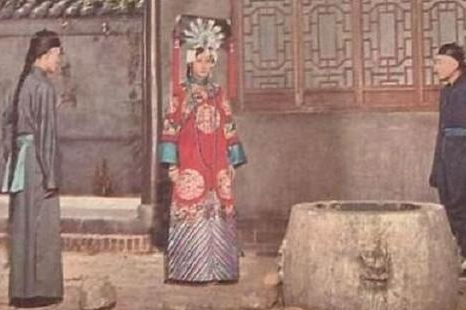 珍妃井口那么小,还有一根铁棍横在当中 珍妃又是怎么被塞进去的