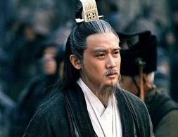 诸葛亮为什么那么小心，每次上朝时都带很多侍卫？