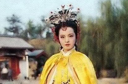 《红楼梦》贾元春为何会被赐死？是因为什么